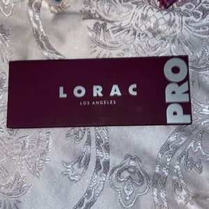 Medium eyeshadow palette